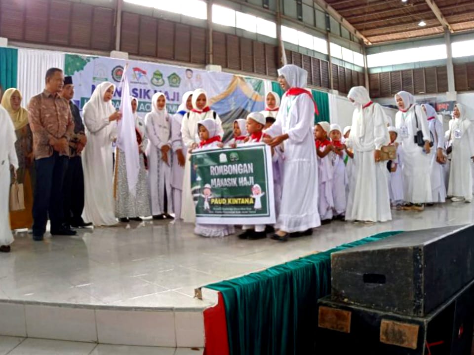 ANAK – ANAK PAUD KINTANA – LATIHAN EDUKASI PRAKTEK MANASIK HAJI