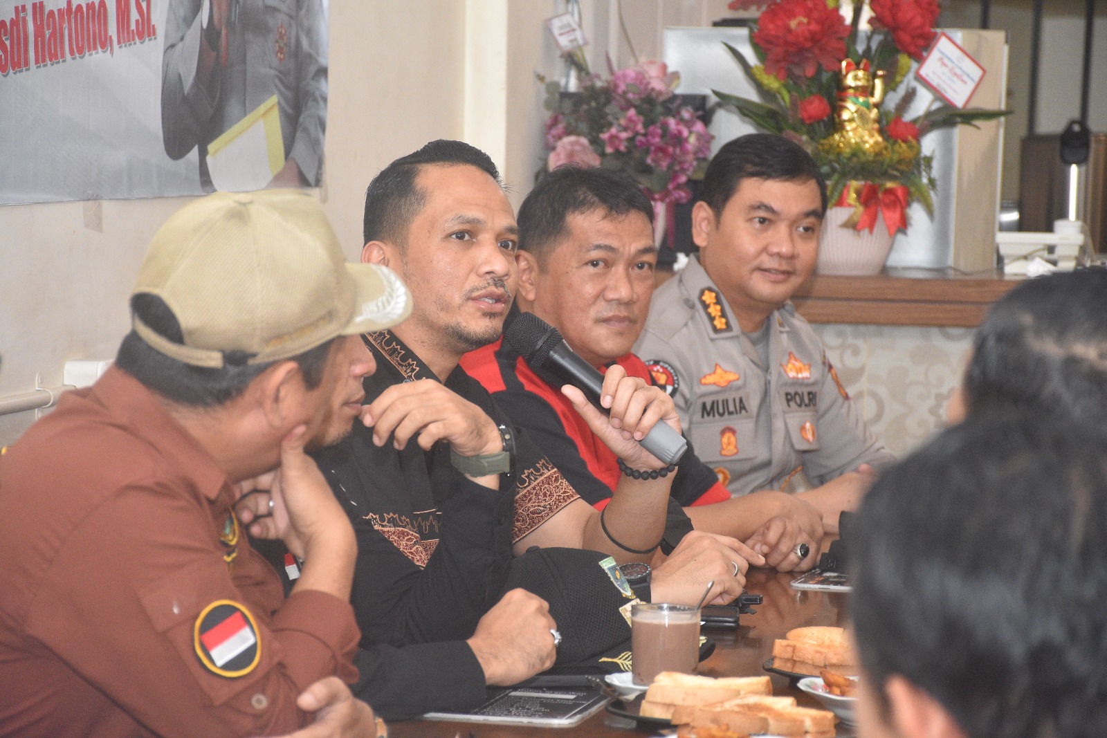 Mendengar  Keluhan Dan Keresahan Masyarakat Terkait Keamanan  Dan Keterkaitan Masyarakat  Polda Jambi Kembali Mengelar Jum,at Curhat Di Warung Kopi Di Kawasan Thehok