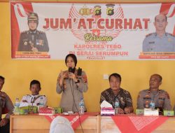 Kapolres Tebo Akbp Fitria Mega M.Psi.Psi  Didampingi Oleh Kapolsek  Serai Serumpun  Iptu Sriyanto Dan Pju Polres Tebo  Menghadiri Jum,at  Curhat Bertempat Di Desa Sekutur Jaya Kec.Serai Serumpun