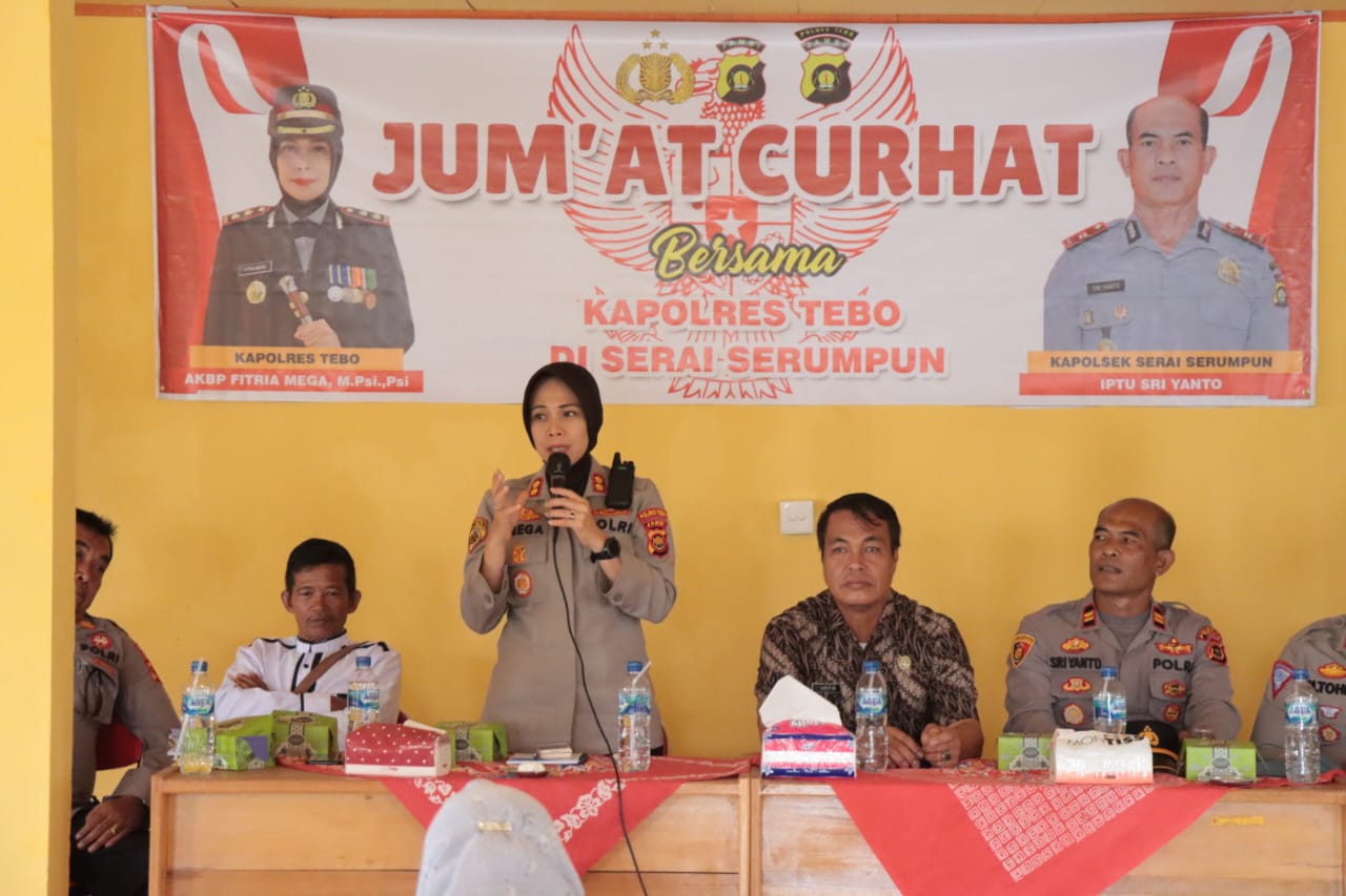 Kapolres Tebo Akbp Fitria Mega M.Psi.Psi  Didampingi Oleh Kapolsek  Serai Serumpun  Iptu Sriyanto Dan Pju Polres Tebo  Menghadiri Jum,at  Curhat Bertempat Di Desa Sekutur Jaya Kec.Serai Serumpun