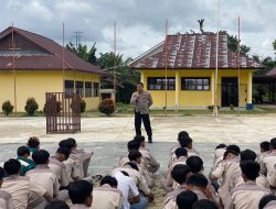 Kapolres Tebo Akbp.Fitria Mega M.Psi.Psi Yang Di Wakili Oleh Kasat Binmas  Akp Sutikno Memberikan Penyuluhan Kepada Siswa-Siswi SMKN I Tebo