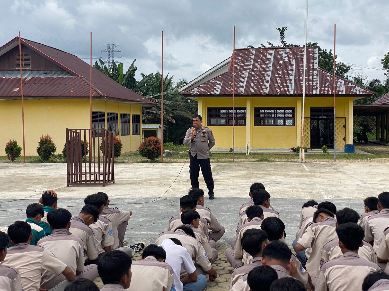 Kapolres Tebo Akbp.Fitria Mega M.Psi.Psi Yang Di Wakili Oleh Kasat Binmas  Akp Sutikno Memberikan Penyuluhan Kepada Siswa-Siswi SMKN I Tebo