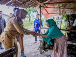 PJ. BUPATI FITRIANY : SERAHKAN BANSOS KEPADA NEK MANEH LANSIA DESA BLANG TEUNGOH