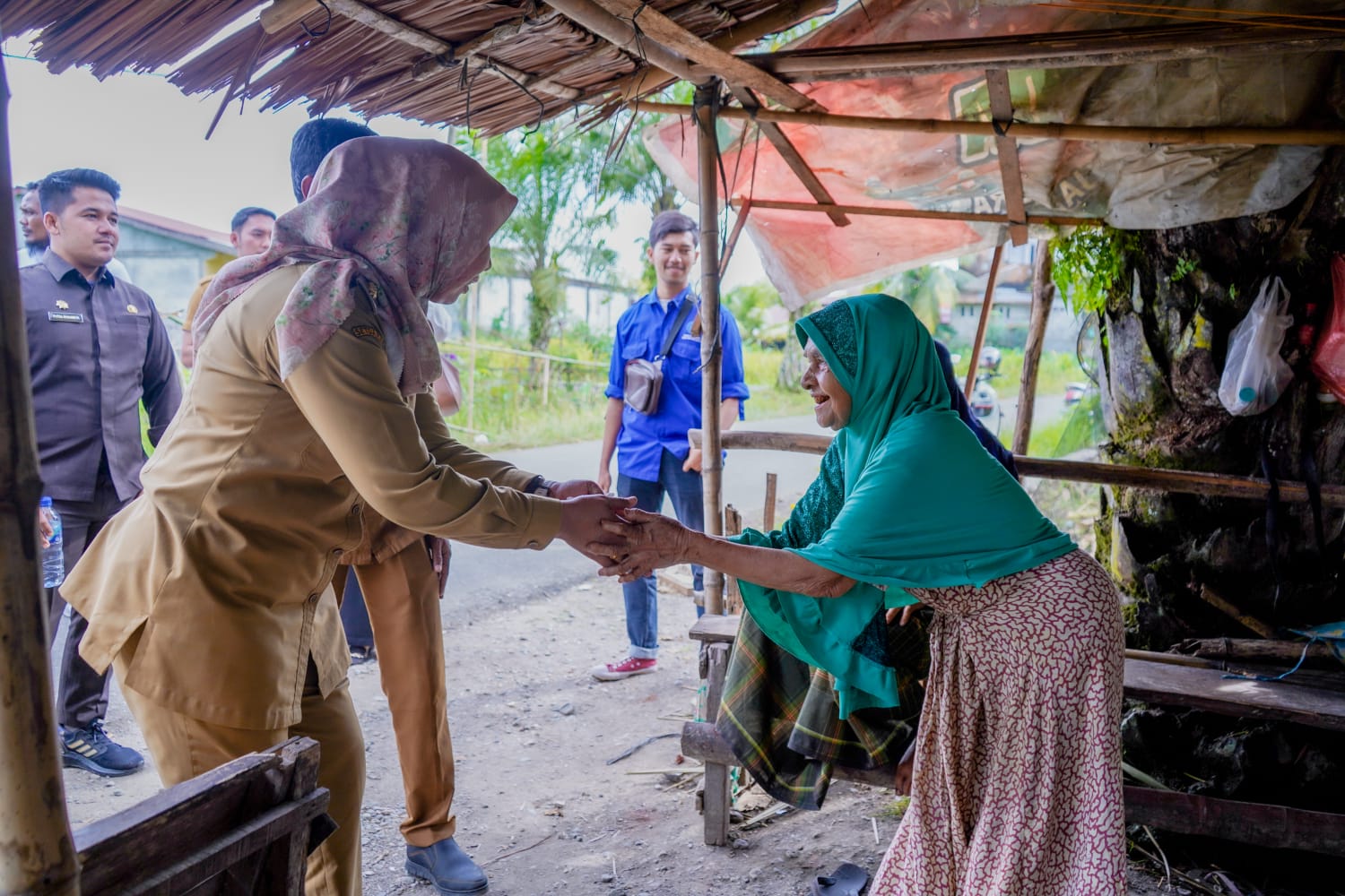 PJ. BUPATI FITRIANY : SERAHKAN BANSOS KEPADA NEK MANEH LANSIA DESA BLANG TEUNGOH