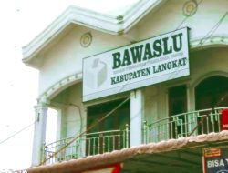 RANGKAP JABATAN : KEPALA SEKOLAH MADRASAH IBTIDAIYAH DAN GURU SERTIFIKASI JADI KETUA PANWASCAM PADANG TUALANG