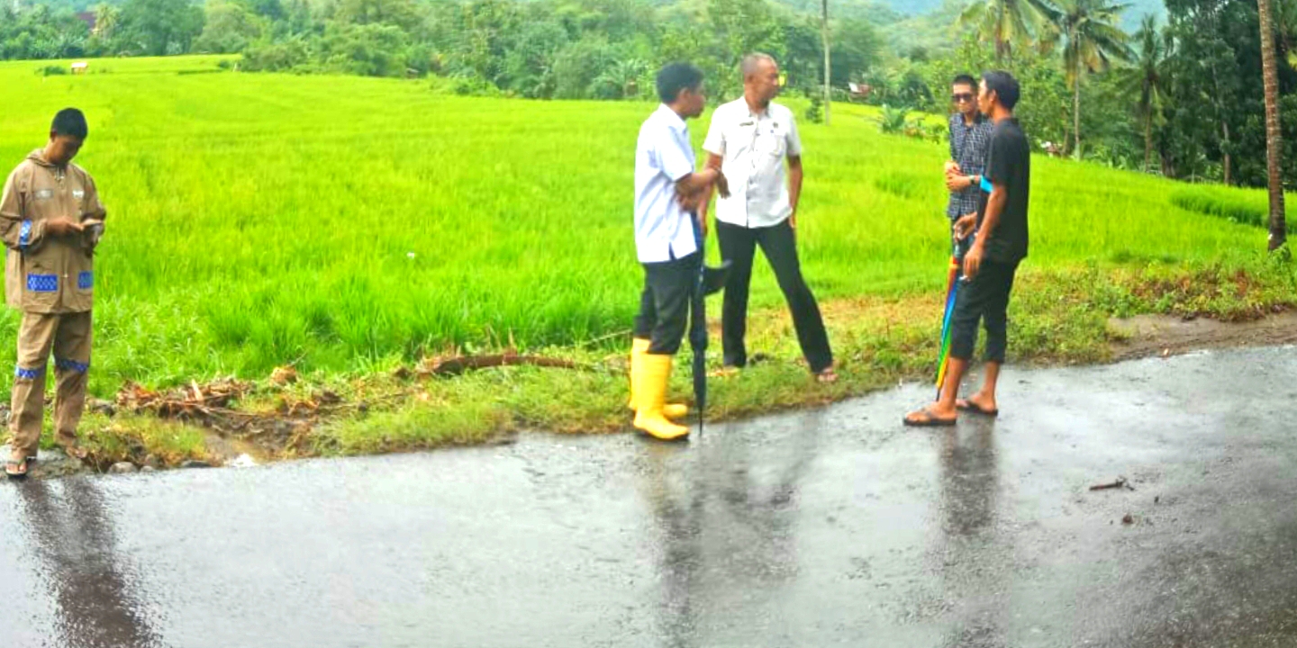 KADES MENEMENG – KELUHKAN KERUSAKAN JALAN DESANYA