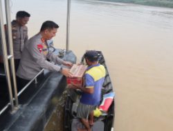 Kapolda Jambi Irjen Pol Rusdi Hartono  menyerahkan bantuan pada nelayan di pinggiran Sungai Batanghari