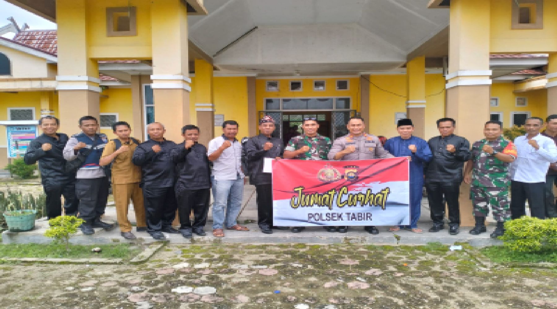 Kapolsek Tabir dan Danramil Tabir 0420-08 Laksanakan ” Jum’at Curhat ” Bersama di Kantor Kecamatan Margo Tabir