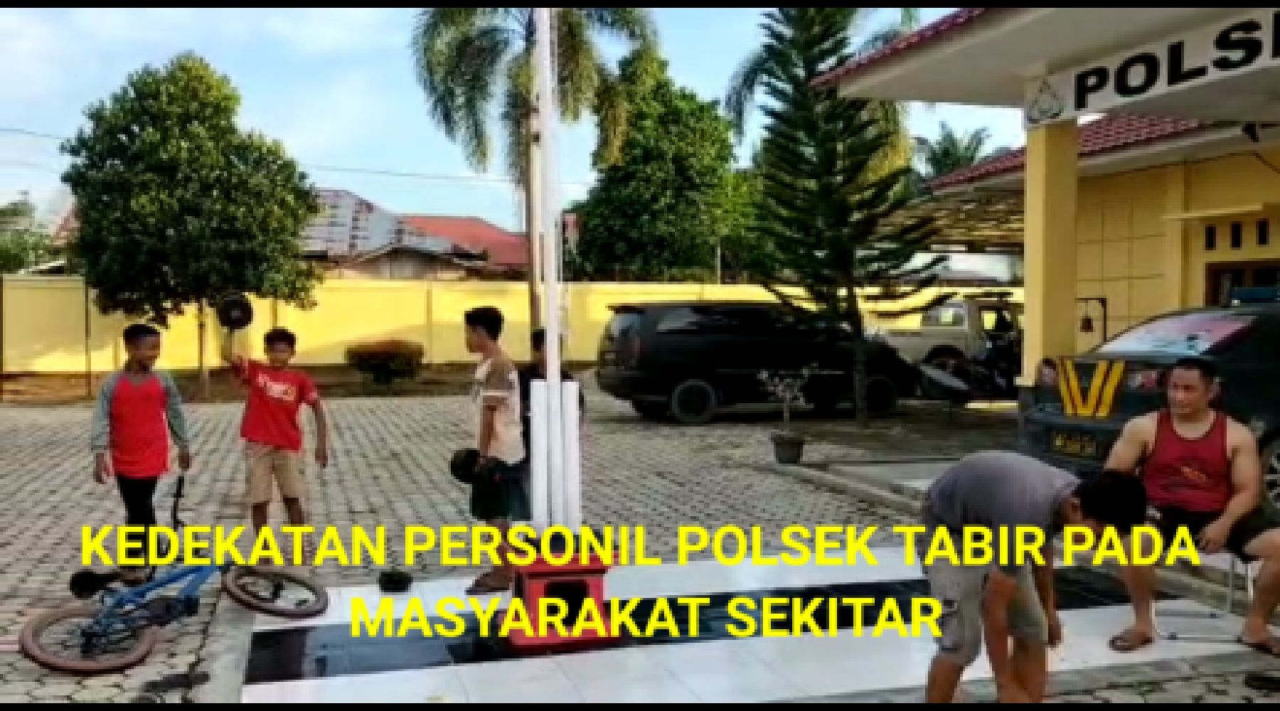 Kapolsek Tabir. Hilangkan Sugesti pada anak anak,Polisi tak perlu di takuti,Raih hatinya.