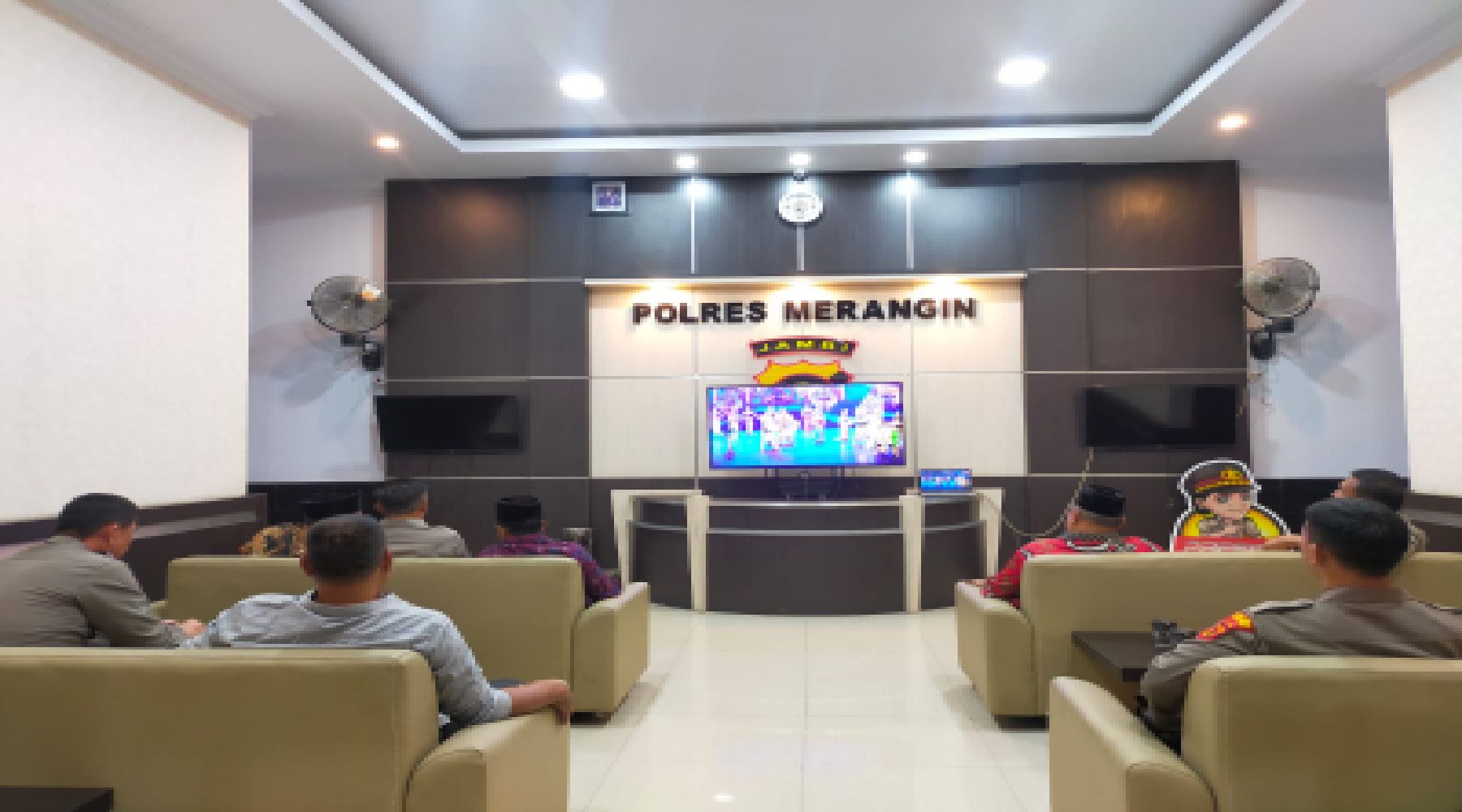 Nonton bareng pagelaran wayang orang “Pandowo Boyong” di Polres Merangin.