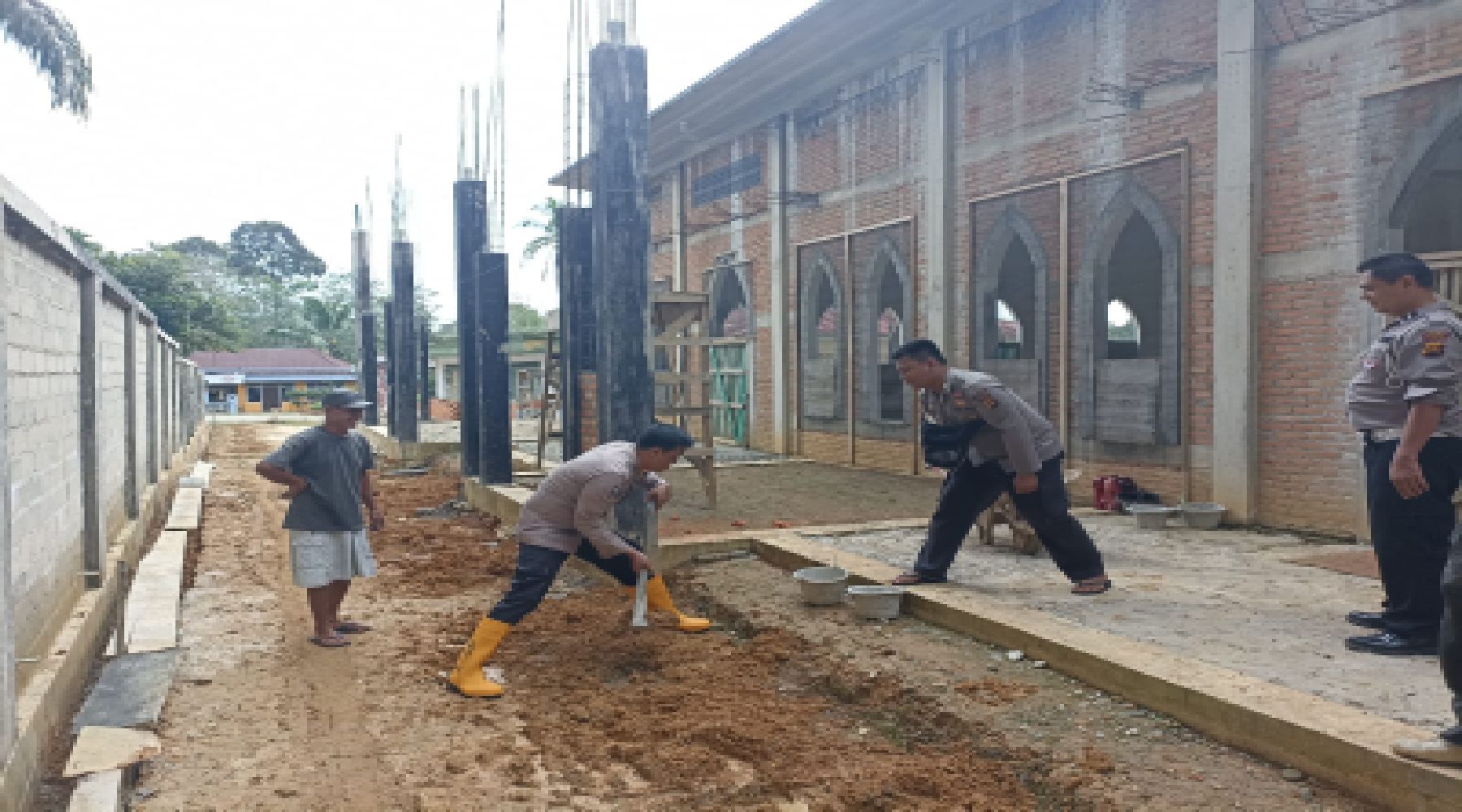 Personil Polsek Bantu warga dengan Program ” POLISI MENOLONG MASYARAKAT “