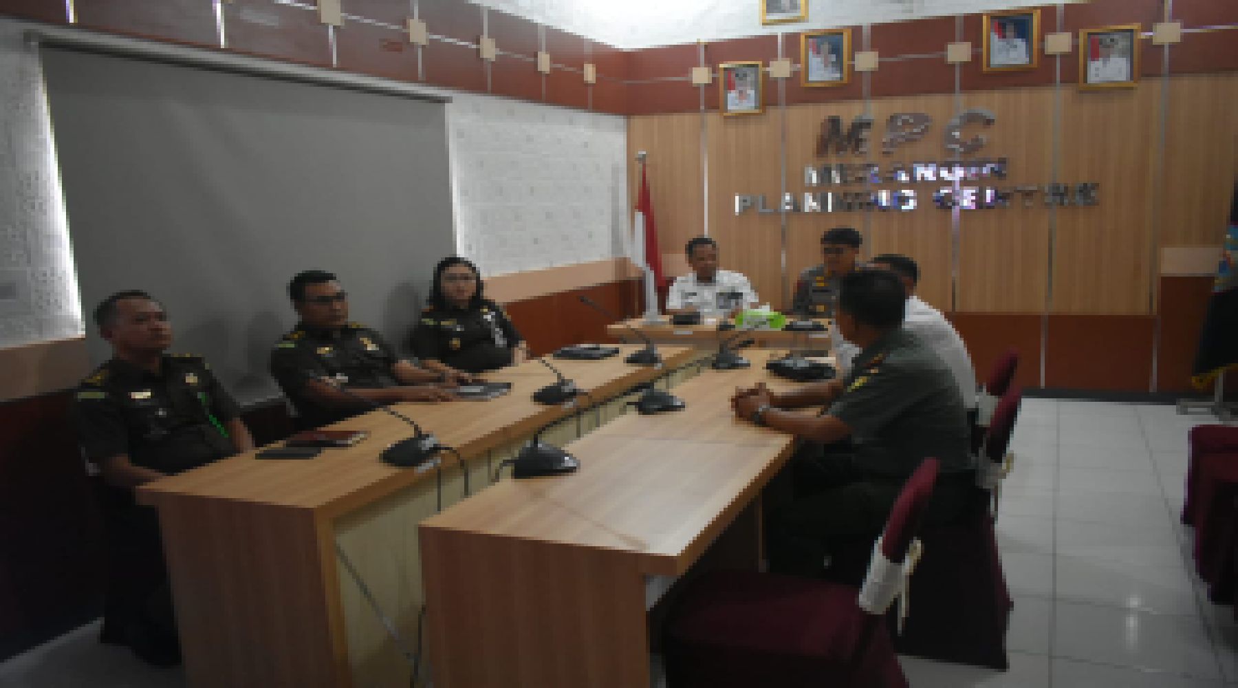 Kapolres bersama Asisten III Pemda Merangin Hadiri Zoom Meeting APIP di Kantor Bappeda.