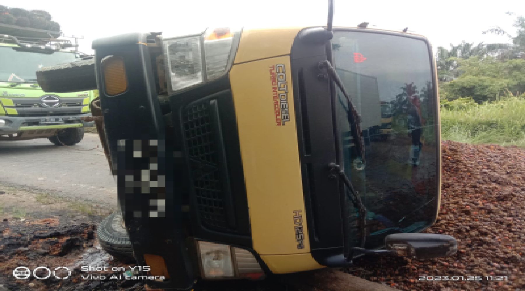 Satlantas Polres Merangin dan Personil Polsek Tabir Laksanakan Pengamanan dan Evakuasi Terhadap Dumtruck Yang Mengalami Laka Tunggal