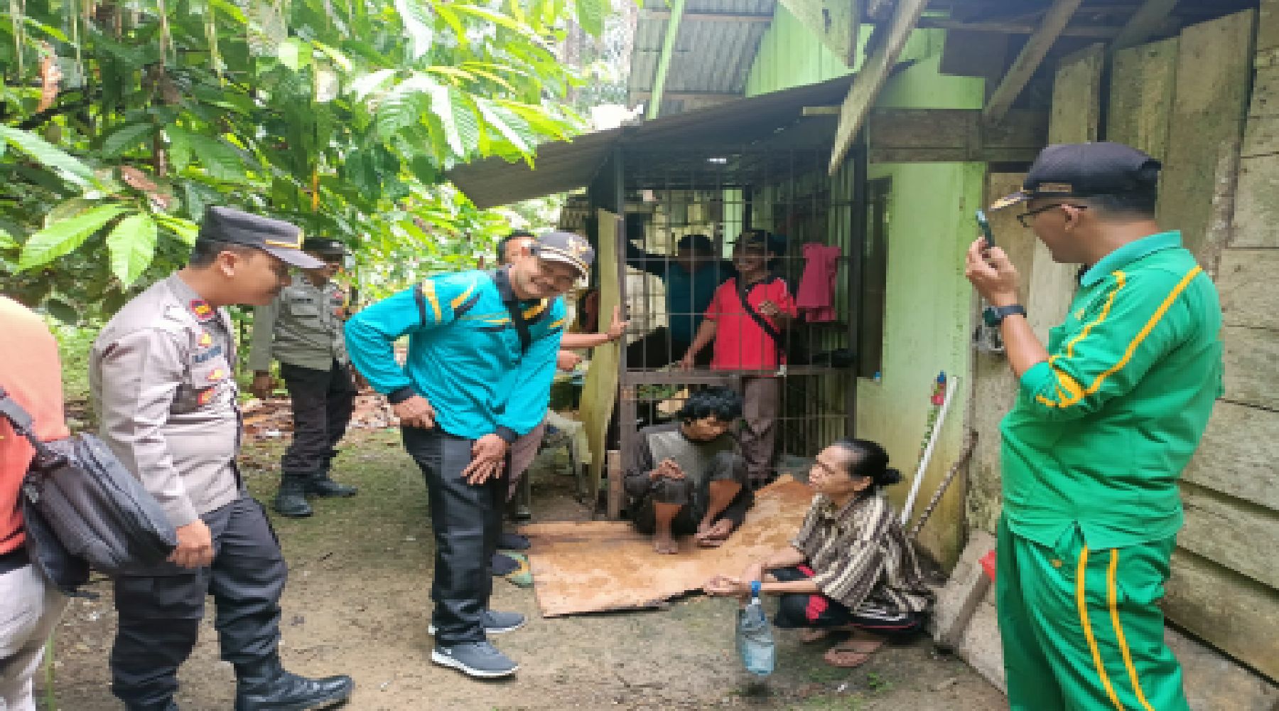 Kegiatan Jum’at Curhat Polsek Tabir Selatan di Kec. Tabir Selatan. Mari berinrasa kasih pada Saudara Kita yang terkena Gangguan Mental, Mereka juga saudara kita.