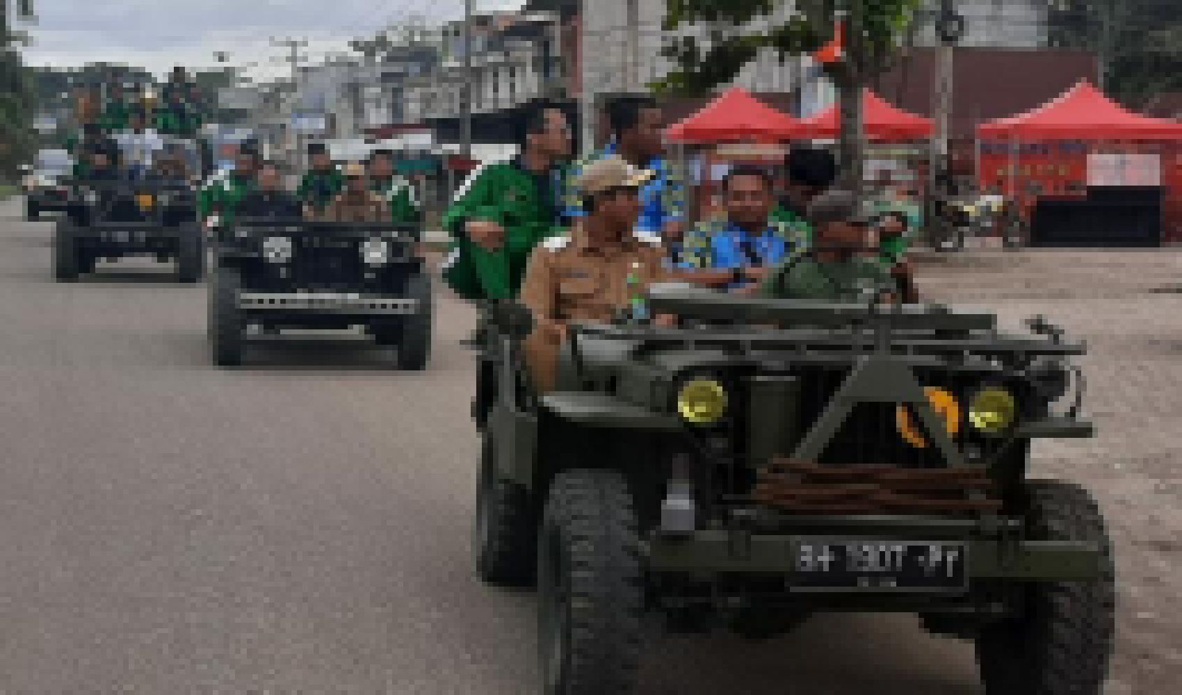 ” pesta kemenangan ” Pemain Merangin FC Bersama Nilwan Yahya di Arak di Jalan Utama Kota Bangko.