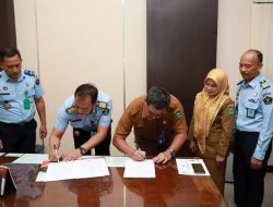 Sekretaris Daerah  Kabupaten Tebo Drs Teguh Arhadi MM Bersama Kepala Divisi Pelayanan Hukum Dan HAM Toman Pasaribu SH  MH Menandatangan Perjanjian Kerja Sama  Bertempat Di Kantor Wilayah Kemenkum. HAM Jambi