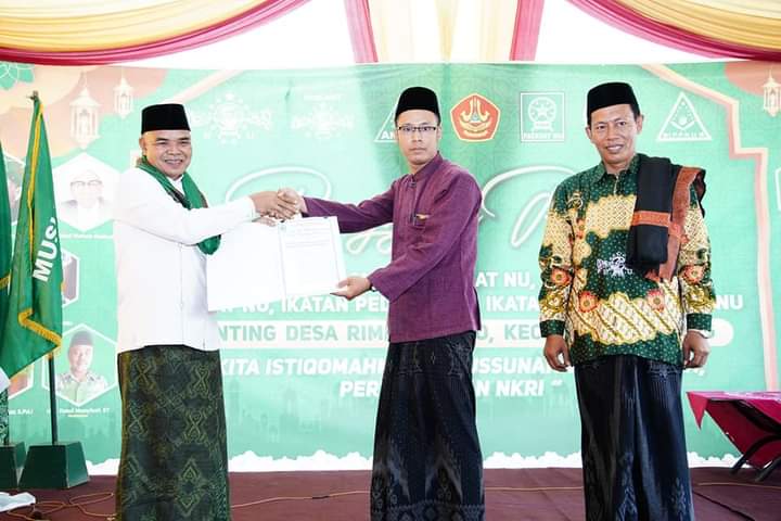 Pj.Bupati Tebo H.Aspan ST. Menyerahkan Surat Izin Operasional  Pondok  pesantren Nurul Qur,an Di Desa Rimbo Mulyo Kec.Rimbo Bujang