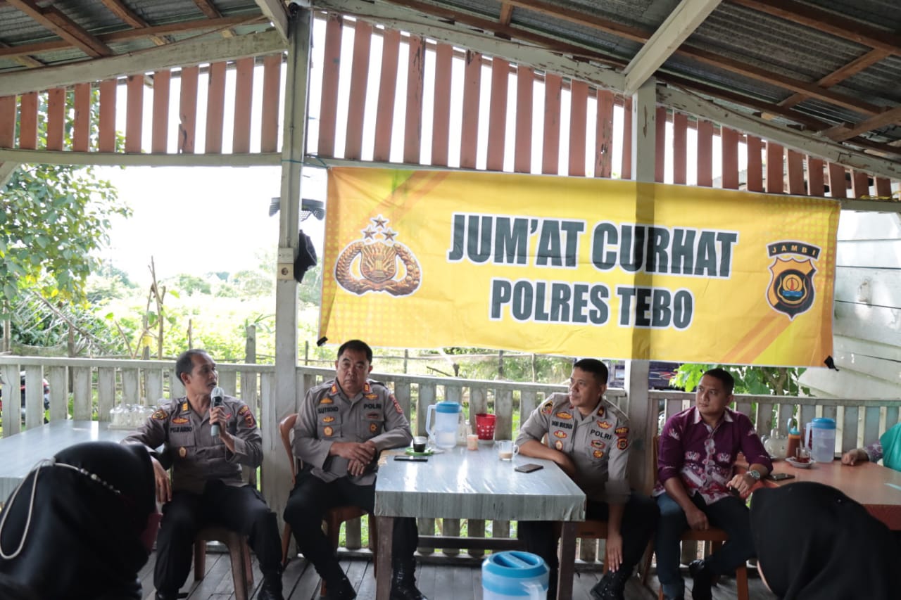 Kapolres Tebo Akbp Fitria Mega M.Psi.Psi Yang Diwakili Wakapolres Tebo  Kompol Deni Mulyadi SE Menghadiri Jum,at Curhat  Di Pasar Muara Tebo Kel.Muara Tebo Kec.Tebo Tengah