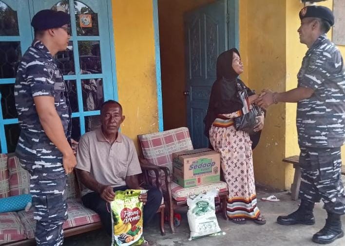 Lanal Bintan Berikan Santunan Korban Kecelakaan Laut Nelayan Asal Kijang