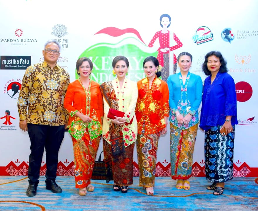 RAMPAK SARINAH – IKUT MENGUSUNG KEBAYA KE UNESCO