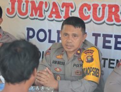 Kapolres Tebo Akbp Fitria Mega M.Psi.Psi  Yang Di Wakili Wakapolres Tebo  Kompol Deni Mulyadi SE Melaksanakan Jum.at Di Warung  Milik  Ibu Eci Hutagalung Kel. Tebing Tinggi Kec.Tebo Tengah