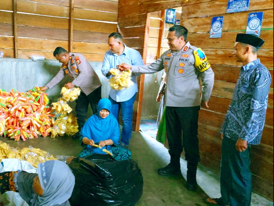 JUM’AT CURHAT – KAPOLRES SUBULUSSALAM KUNJUNGI USAHA UMKN KERUPUK