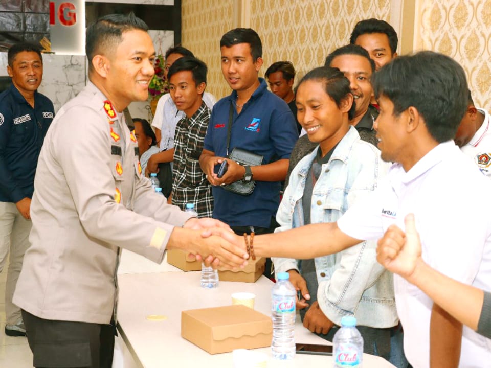 AKBP SISWANTORO UCAPKAN SELAMAT HARI PERS NASIONAL – KEPADA WARTAWAN SAMPANG SAAT NGOPI BARENG MEDIA