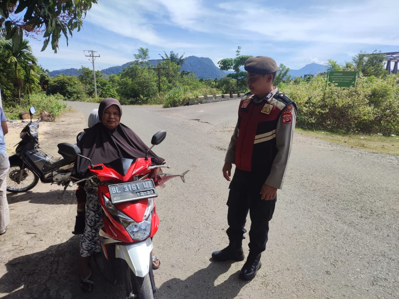 POLISI SAMPAIKAN PESAN KAMTIBMAS – MELALUI PATROLI SAMBANG WARGA