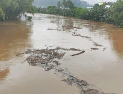 ALIRAN SUNGAI MENGAMUK – PULUHAN RUMAH KECAMATAN BRANG REA DAN BRANG ANE DIKEPUNG BANJIR AIR BAH