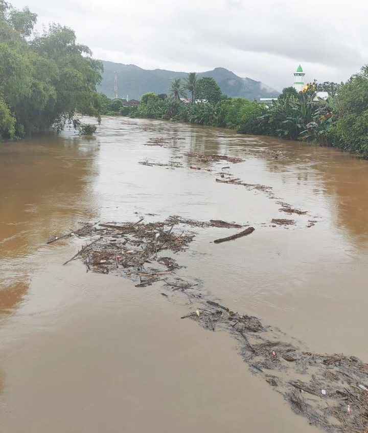 ALIRAN SUNGAI MENGAMUK – PULUHAN RUMAH KECAMATAN BRANG REA DAN BRANG ANE DIKEPUNG BANJIR AIR BAH