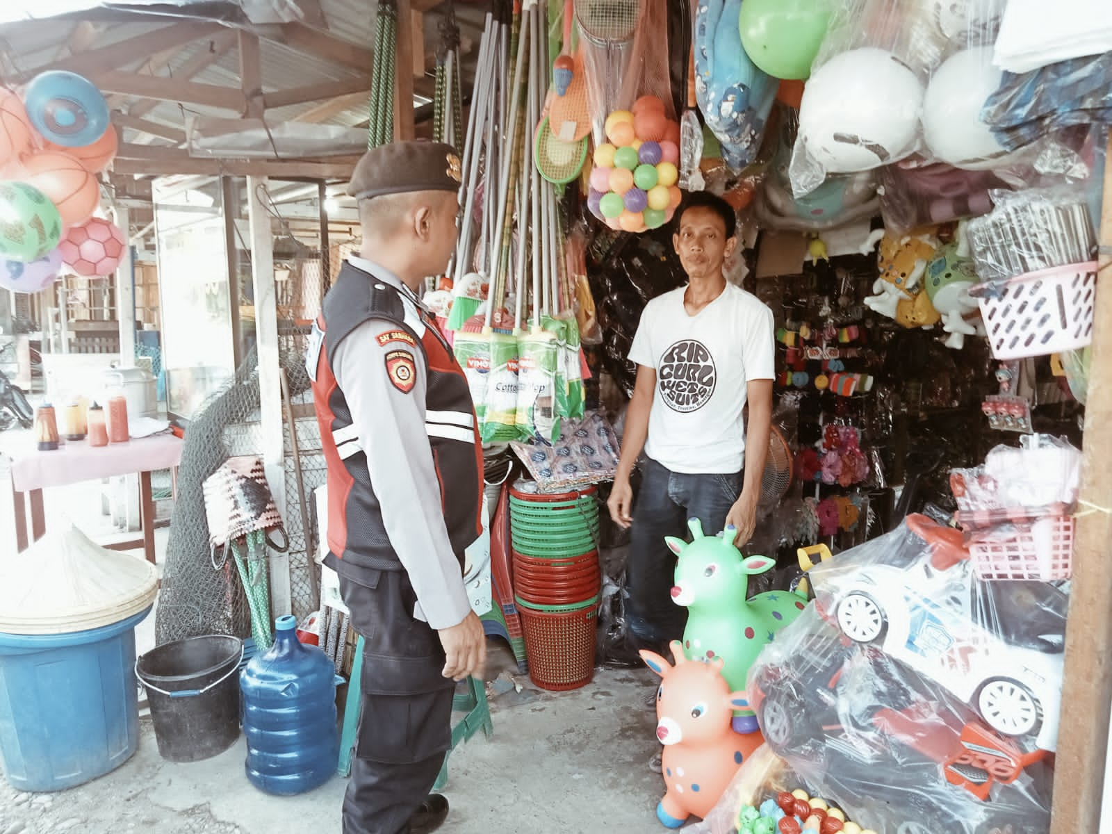 PERSONEL SAMAPTA POLSEK JAYA : RUTIN PANTAU SITUASI LOKASI PUBLIK