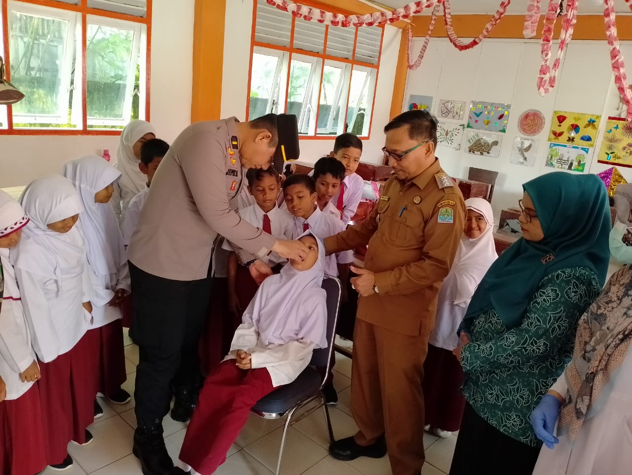 POLSEK JAJARAN POLRES ACEH JAYA – SUKSESKAN PROGRAM PIN POLIO PUTARAN KE 2 DIWILAYAHNYA