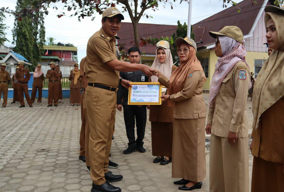 Wabup Beri Penghargaan ke Admin Elsimil dan TPK. Ujung Tombak’ Upaya Penurunan Stunting