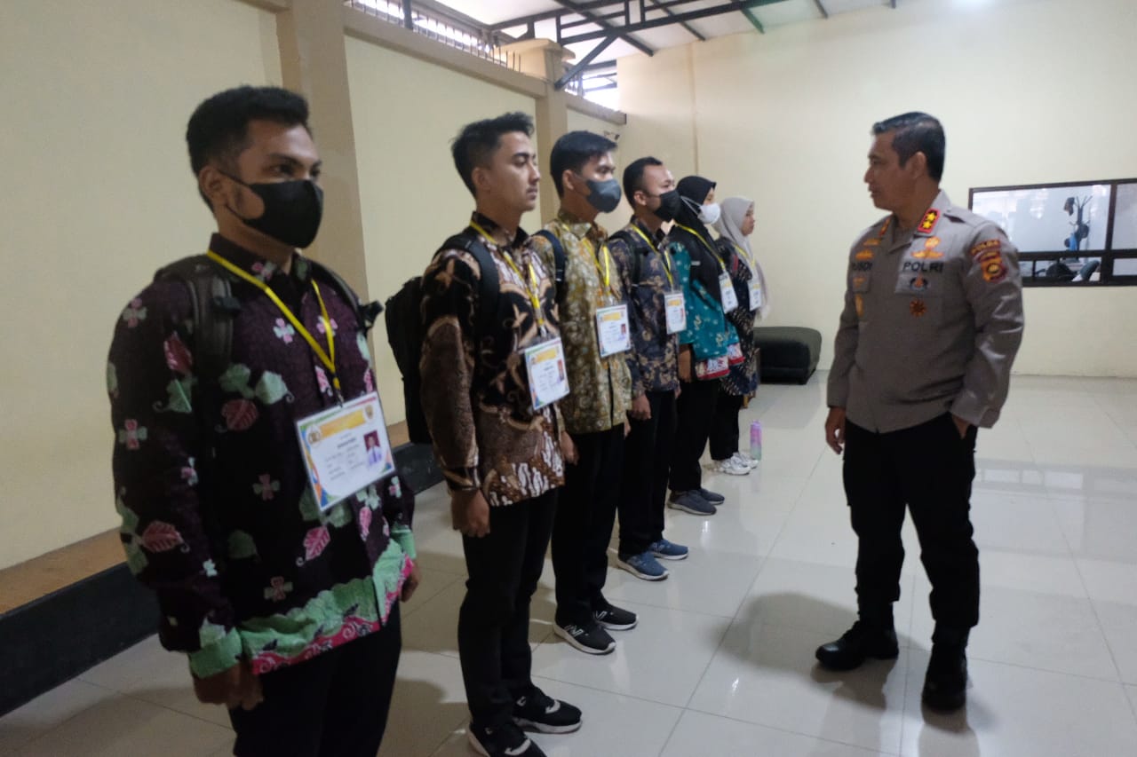 Kapolda Jambi Irjen  Pol Rusdi Hartono Menyambangi Para Calon Siswa Yang Tengah Mengikuti Tes  SIPSS Di Biro SDM Polda Jambi