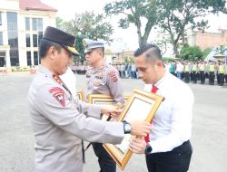 Kapolda Jambi Irjen Pol Rusdi Hartono  Memimpin Upacara  Pemberian  Penghargaan  Kepada Personel Yang Beprestasi