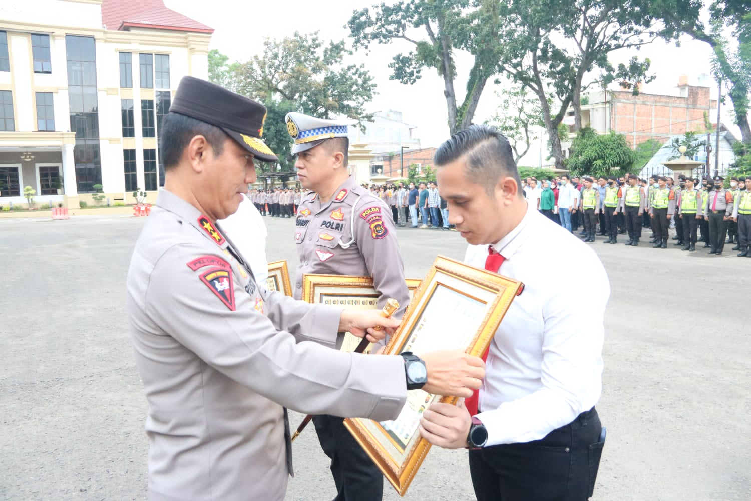 Kapolda Jambi Irjen Pol Rusdi Hartono  Memimpin Upacara  Pemberian  Penghargaan  Kepada Personel Yang Beprestasi