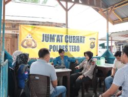 Kapolres Tebo Akbp Fitria Mega M.Psi.Psi  Melaksanakan Jum,at Curhat Di Warung Ibu Upik Caca Sp Tugu Kel Tebing Tinggi Kab.Tebo