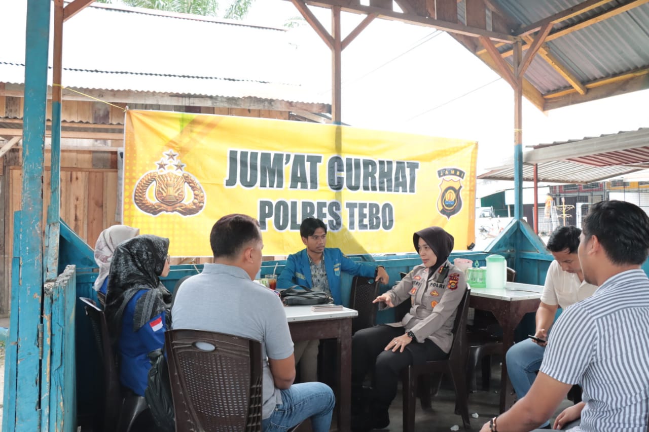 Kapolres Tebo Akbp Fitria Mega M.Psi.Psi  Melaksanakan Jum,at Curhat Di Warung Ibu Upik Caca Sp Tugu Kel Tebing Tinggi Kab.Tebo