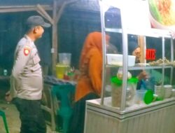 PATROLI DIALOGIS MALAM – PERSONEL POLSEK SAWANG SAMPAIKAN PESAN KAMTIBMAS KE PARA PEDAGANG