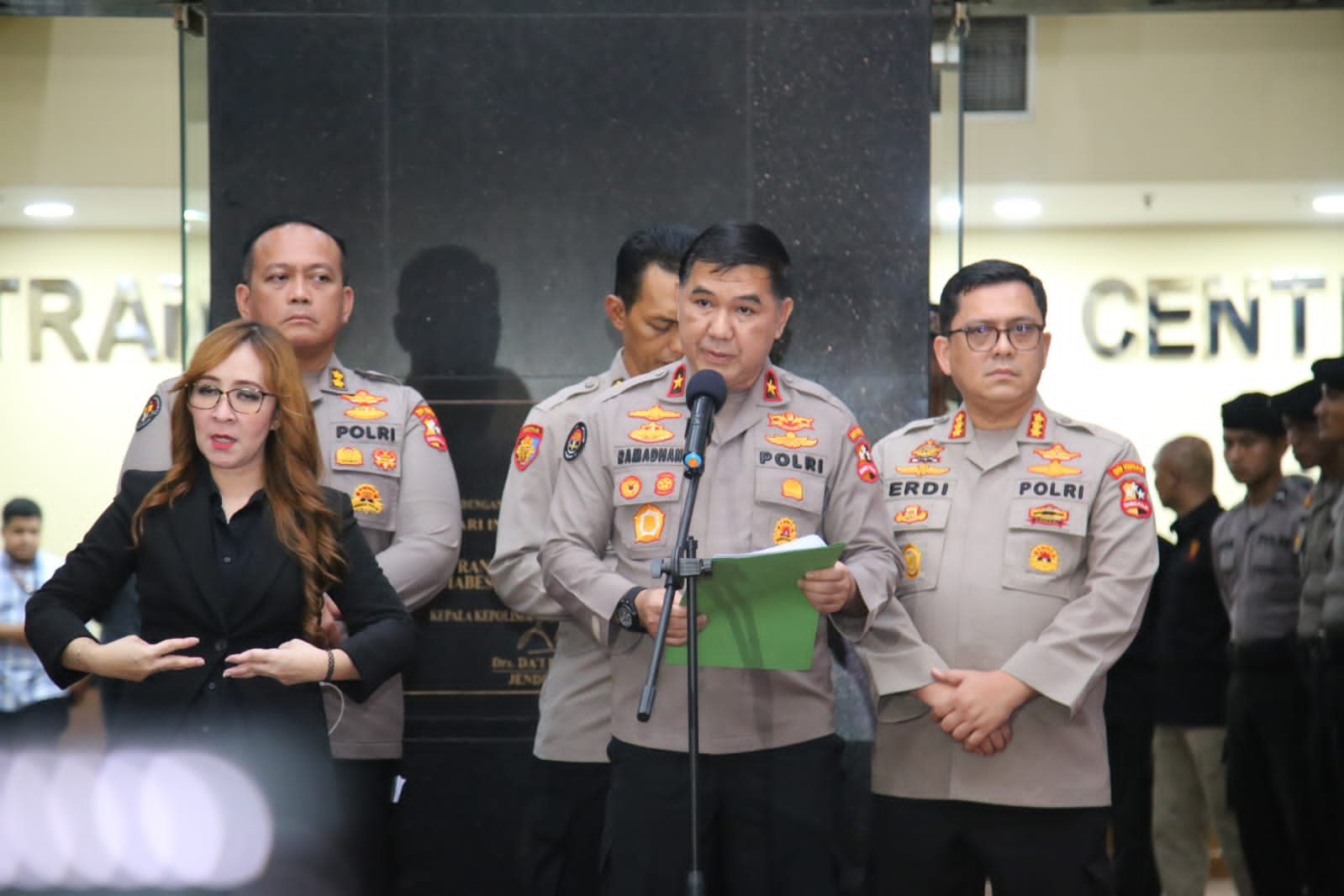 Polri Menggelar Sidang  Komisi Kode Etik Untuk Memutuskan Status  Kepolisian  Dari Bharada Richard Eliezer Pudihang Lumiu Pasca Di Vonis 1,5 Tahun  Dalam Kasus  Pembunuhan Berencana  Brigadir J