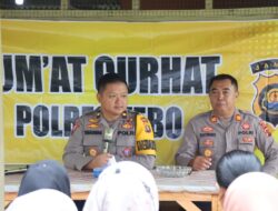 Kapolres Tebo Akbp Fitria Mega M.Psi.Psi Yang Diwakili Oleh Kabag Ops Polres Tebo Kompol Dhadhag A.SH.Sik Melaksanakan Jum,at Curhat  Di Kantin Ibu Ica Hutagalung  Kel Tebing Tinggi Kec.Tebo Tengah Kab.Tebo