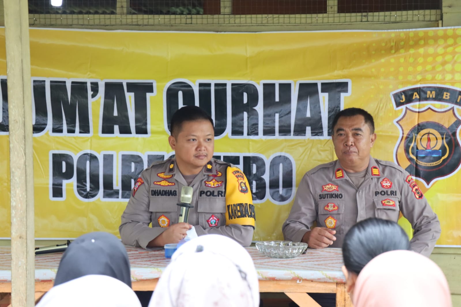 Kapolres Tebo Akbp Fitria Mega M.Psi.Psi Yang Diwakili Oleh Kabag Ops Polres Tebo Kompol Dhadhag A.SH.Sik Melaksanakan Jum,at Curhat  Di Kantin Ibu Ica Hutagalung  Kel Tebing Tinggi Kec.Tebo Tengah Kab.Tebo