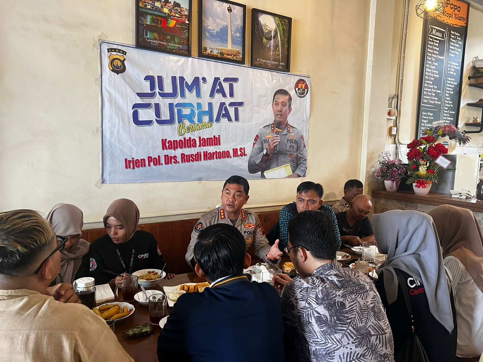 Polda Jambi jum,at Curhat Di Warung Kopi Kawasan Thehok  Jambi Selatan Kota Jambi