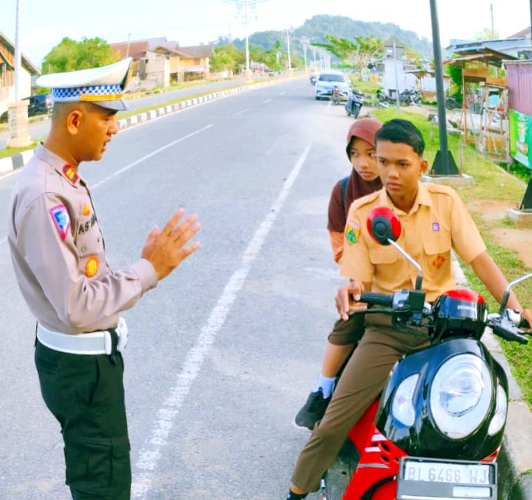 KASAT LANTAS ACEH JAYA BERI TEGURAN : KEPADA PELAJAR MELANGGAR LALU LINTAS