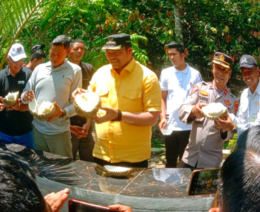 PESERTA ANTUSIAS MERIAHKAN FESTIVAL LOMBA MAKAN DURIAN