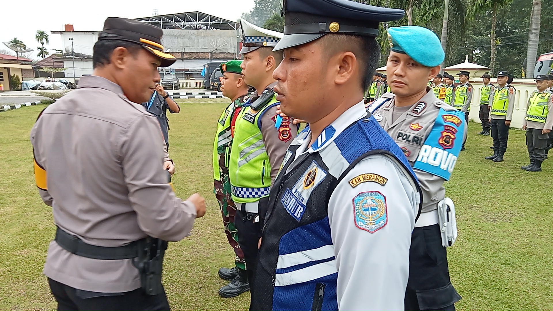 Asisten I Bersama Waka Polres Laksanakan Apel Gelar Pasukan Ops Keselamatan di Polres Merangin