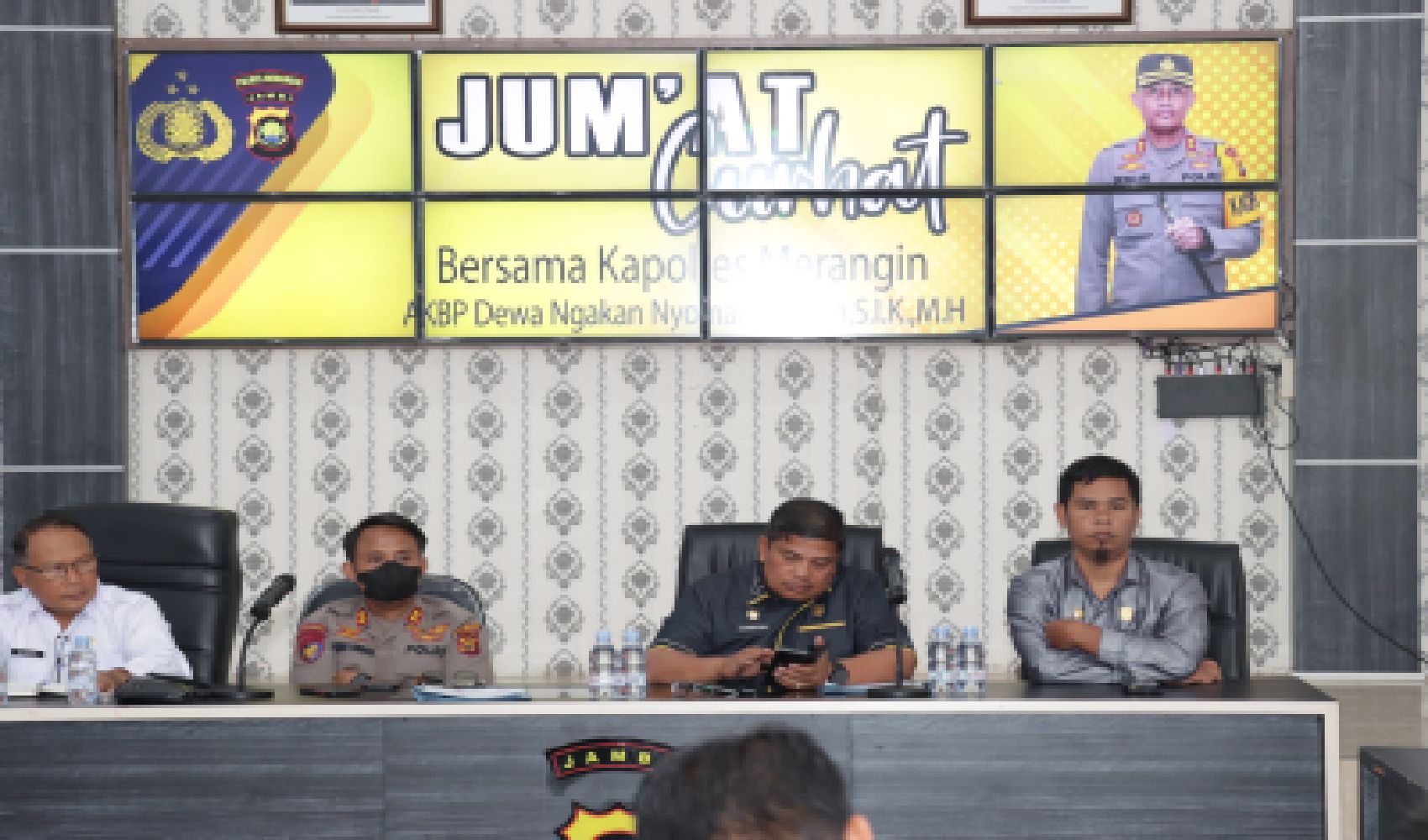 Kapolres Merangin Bersama Ketua DPRD Serta Tokoh Desa Jelatang laksanakan kegiatan Jum’at Curhat