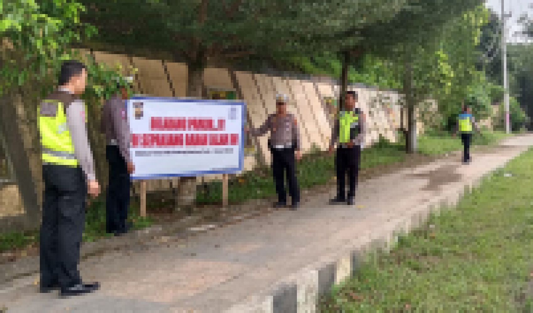 Satlantas Polres Merangin Laksanakan Pemasangan  Himbauan dan Edukasi Drivert Truck untuk Tidak Parkir di Badan Jalan