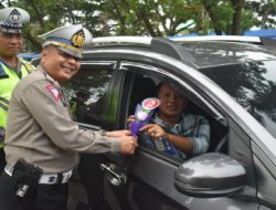 Kasat Lantas,Bimbing Dengan Bunga,Harumkan Komunikasi Polisi dan Masyarakat