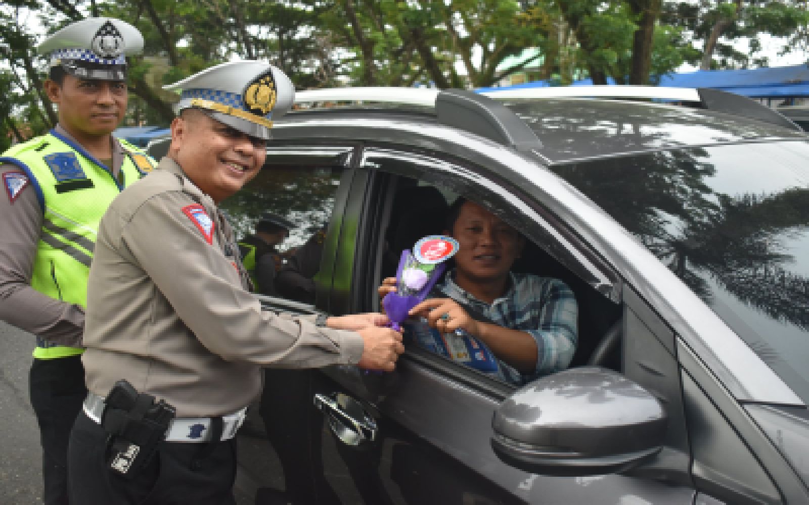 Kasat Lantas,Bimbing Dengan Bunga,Harumkan Komunikasi Polisi dan Masyarakat